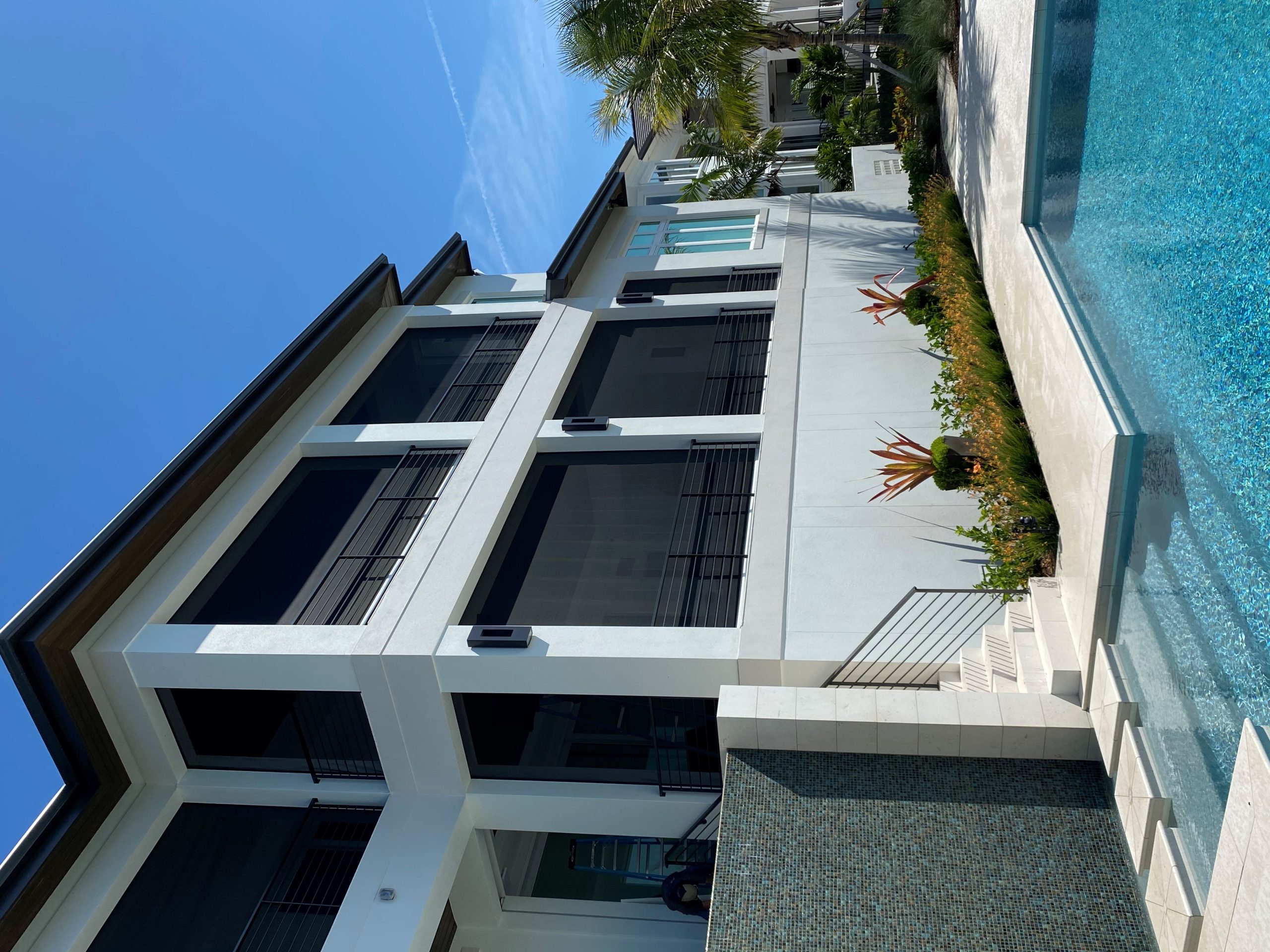 Full-perimeter residential screen installation